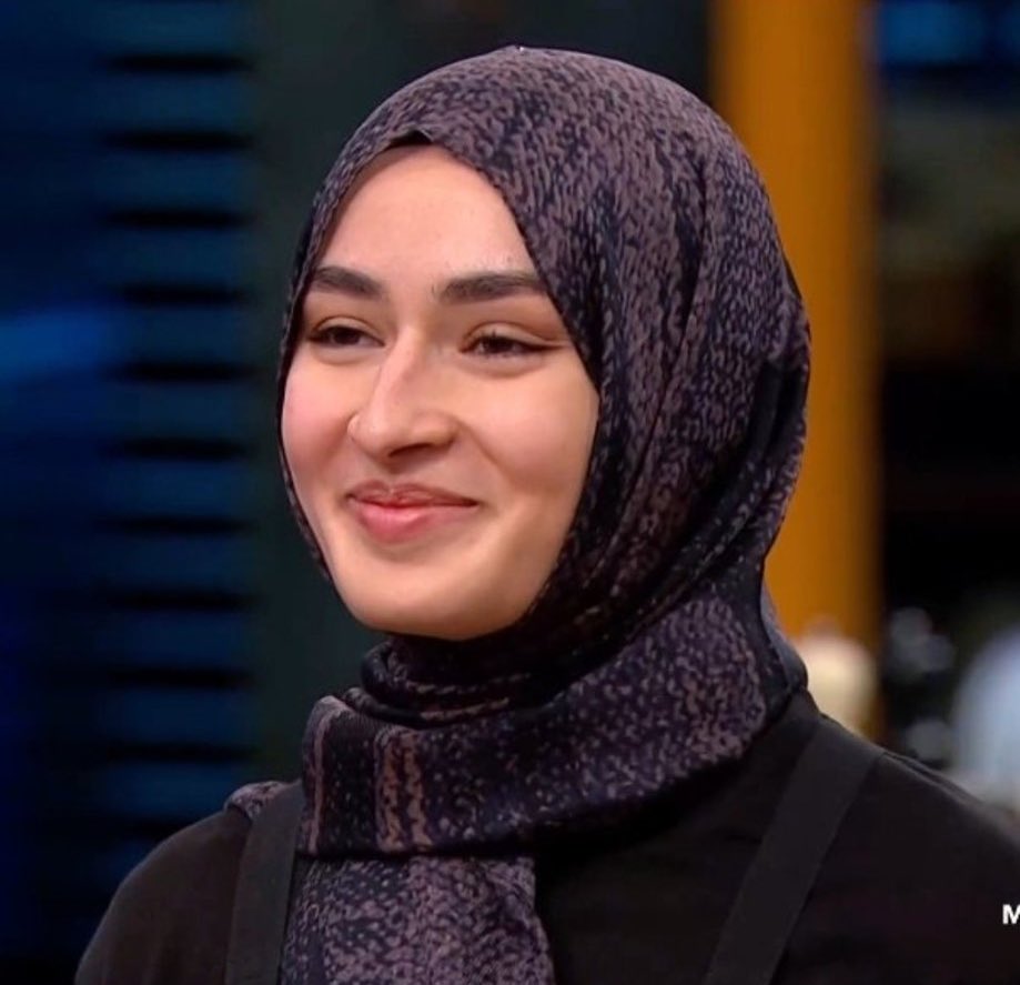 dailyturkistt's tweet photo. Kendi sosyal medya hesaplarında Akp Trolluğu yapan  Atatürk'e çirkin ithamlarda bulunan bu kız diskalifiye olmalı !

#MasterChefTürkiye https://t.co/a4lL8Pu4KA