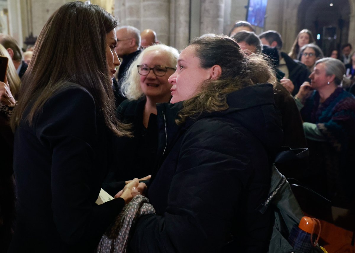 CasaReal's tweet photo. Los Reyes transmiten sus condolencias y apoyo a los familiares de los fallecidos por la DANA, tras la misa celebrada en su memoria en la Catedral de Valencia.

➡️https://t.co/JyAVgnWX1Y https://t.co/S6PBWdLfwx