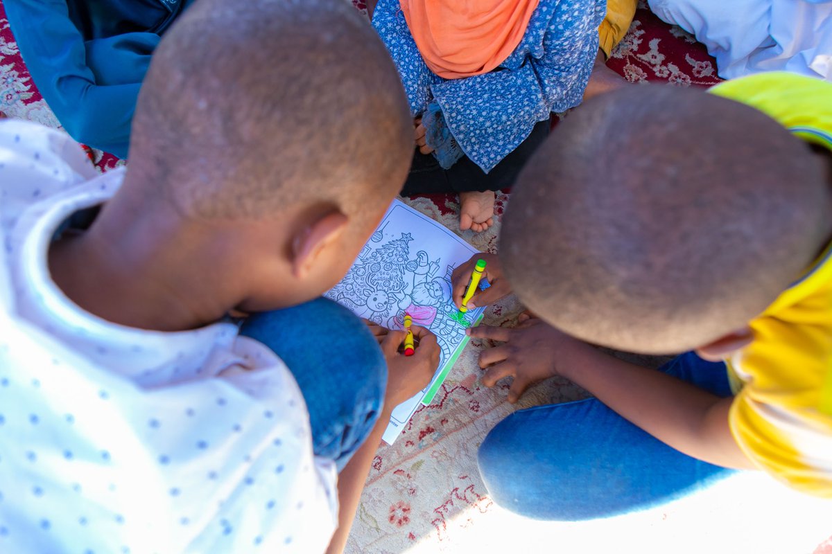 tracyrabi's tweet image. Alumni wa Tanzania Youth Entrepreneurship Experience tumefirahi kupaka rangi picha na watoto wa kituo cha Charambe Orphanage Center, pamoja na kupeleka zawadi kwa watoto.
#kidpreneur #kidsfinancewithtracy #kids #elimuyafedhakwawatoto #ujasiriamali