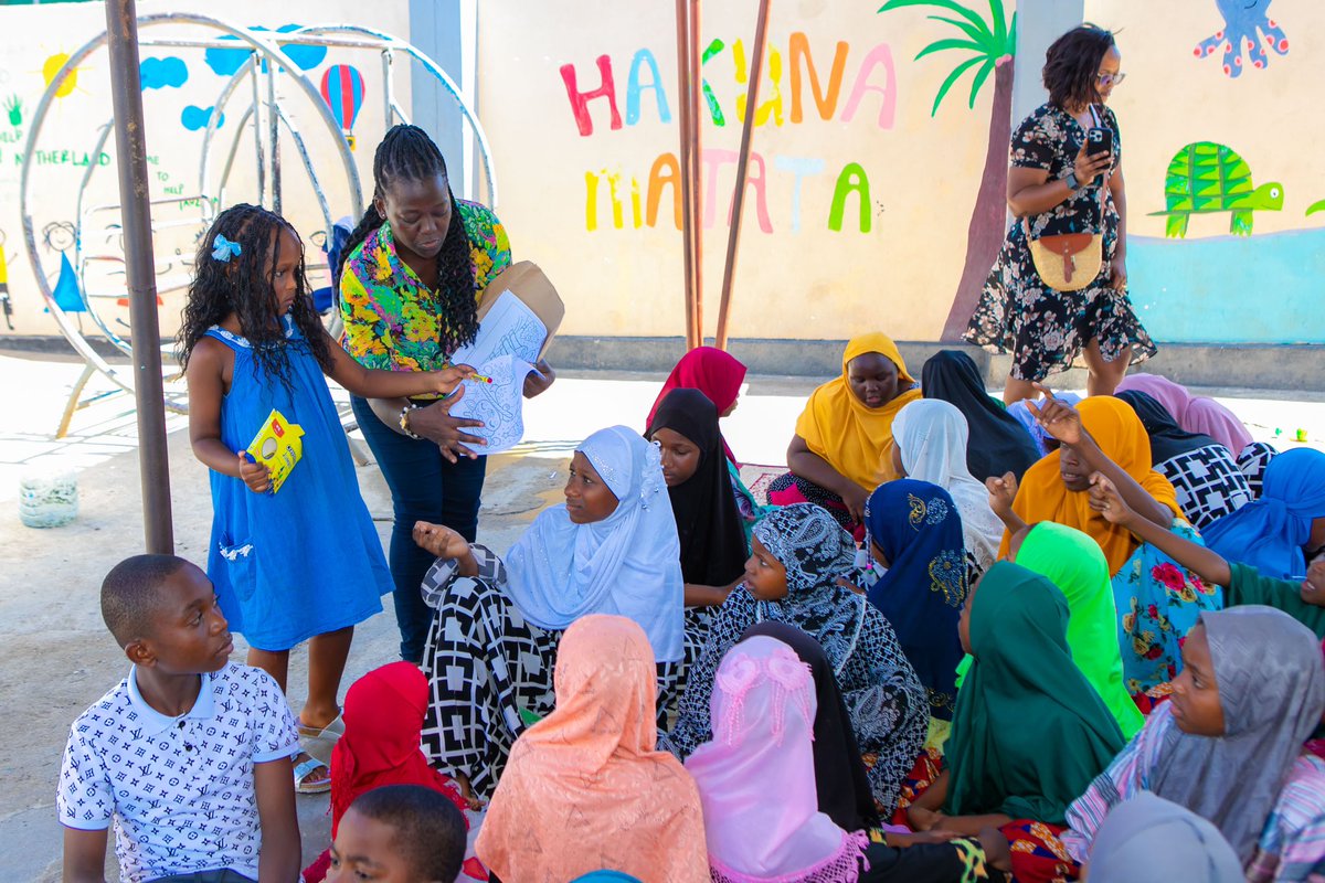 tracyrabi's tweet image. Alumni wa Tanzania Youth Entrepreneurship Experience tumefirahi kupaka rangi picha na watoto wa kituo cha Charambe Orphanage Center, pamoja na kupeleka zawadi kwa watoto.
#kidpreneur #kidsfinancewithtracy #kids #elimuyafedhakwawatoto #ujasiriamali