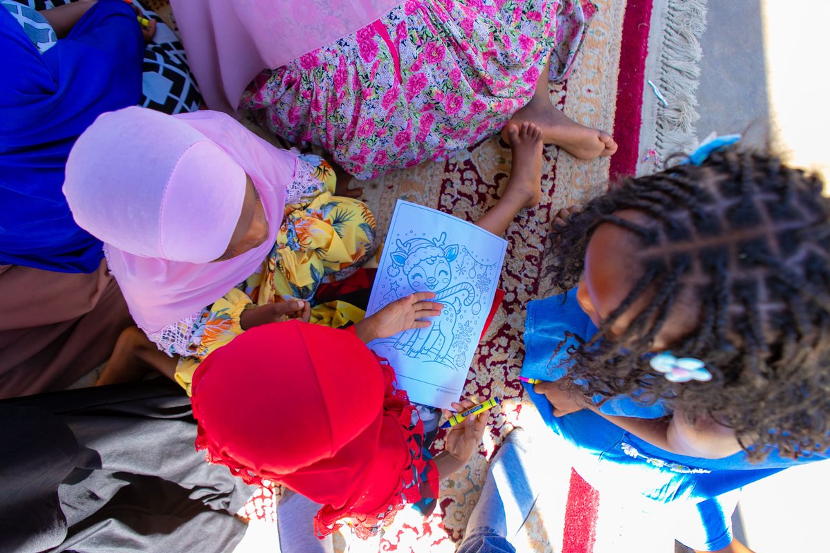 tracyrabi's tweet image. Alumni wa Tanzania Youth Entrepreneurship Experience tumefirahi kupaka rangi picha na watoto wa kituo cha Charambe Orphanage Center, pamoja na kupeleka zawadi kwa watoto.
#kidpreneur #kidsfinancewithtracy #kids #elimuyafedhakwawatoto #ujasiriamali