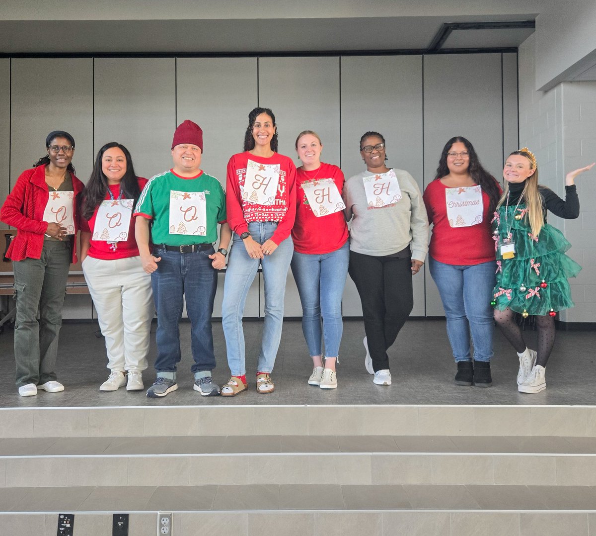 This Third Grade Squad has got Christmas Spirit! 🎄 <a href="/BrosnahanES/">Brosnahan Elementary</a> 🧡💙 
#OoohhhChristmasTree 
#BroncoTough #ThirdGradeShenanigains
