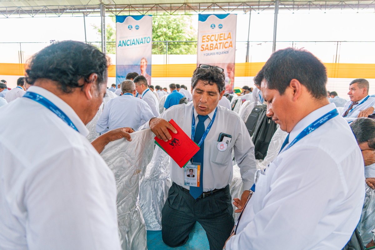 🙏 En el #VICongresoMiNOP, nos unimos en un poderoso momento de oración, intercediendo por la presencia del EspírituSanto y la unidad entre hermanos en Cristo. 🙏 Que Dios nos dé sabiduría y fortaleza para seguir avanzando en su obra. 🤝 #PalabraViva