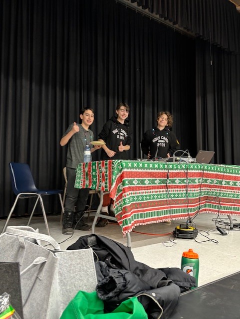 HolyCrossHCDSB's tweet photo. We were feeling festive at Holy Cross for our Christmas Family Night.  Thank you to the parents on our School Council for all their organization and Tim Hortons (11 Mountainview Rd) for the delicious hot chocolate! https://t.co/dzcol2BX5A