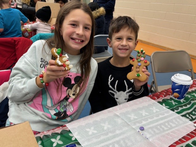 HolyCrossHCDSB's tweet photo. We were feeling festive at Holy Cross for our Christmas Family Night.  Thank you to the parents on our School Council for all their organization and Tim Hortons (11 Mountainview Rd) for the delicious hot chocolate! https://t.co/dzcol2BX5A