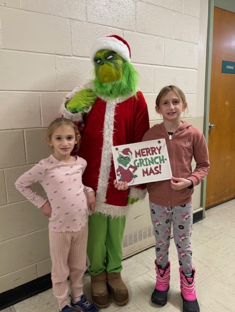 HolyCrossHCDSB's tweet photo. We were feeling festive at Holy Cross for our Christmas Family Night.  Thank you to the parents on our School Council for all their organization and Tim Hortons (11 Mountainview Rd) for the delicious hot chocolate! https://t.co/dzcol2BX5A