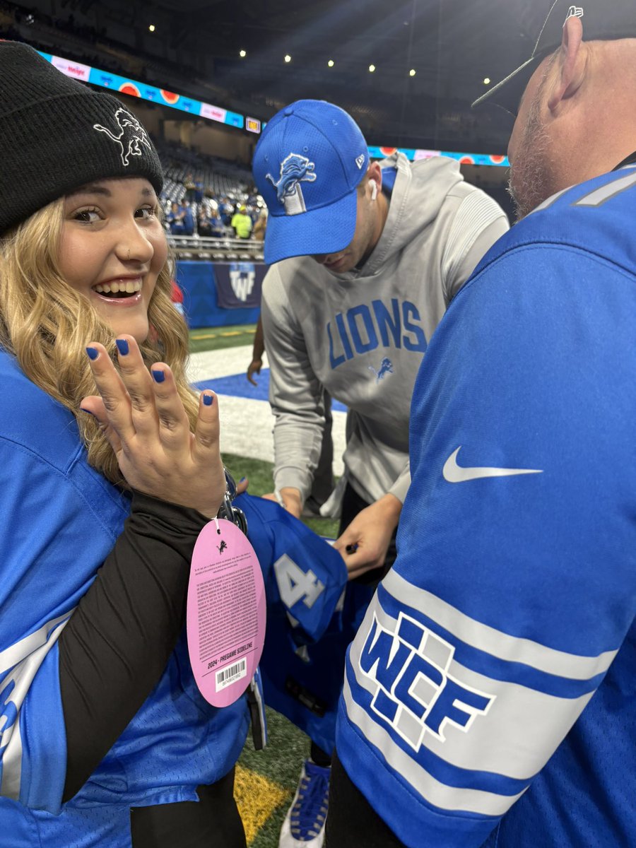 teammomjen's tweet photo. @Lions thank you so much for the night of a lifetime! @JaredGoff16 @MakeAWishMI @MakeAWish https://t.co/C38mvQVxJO