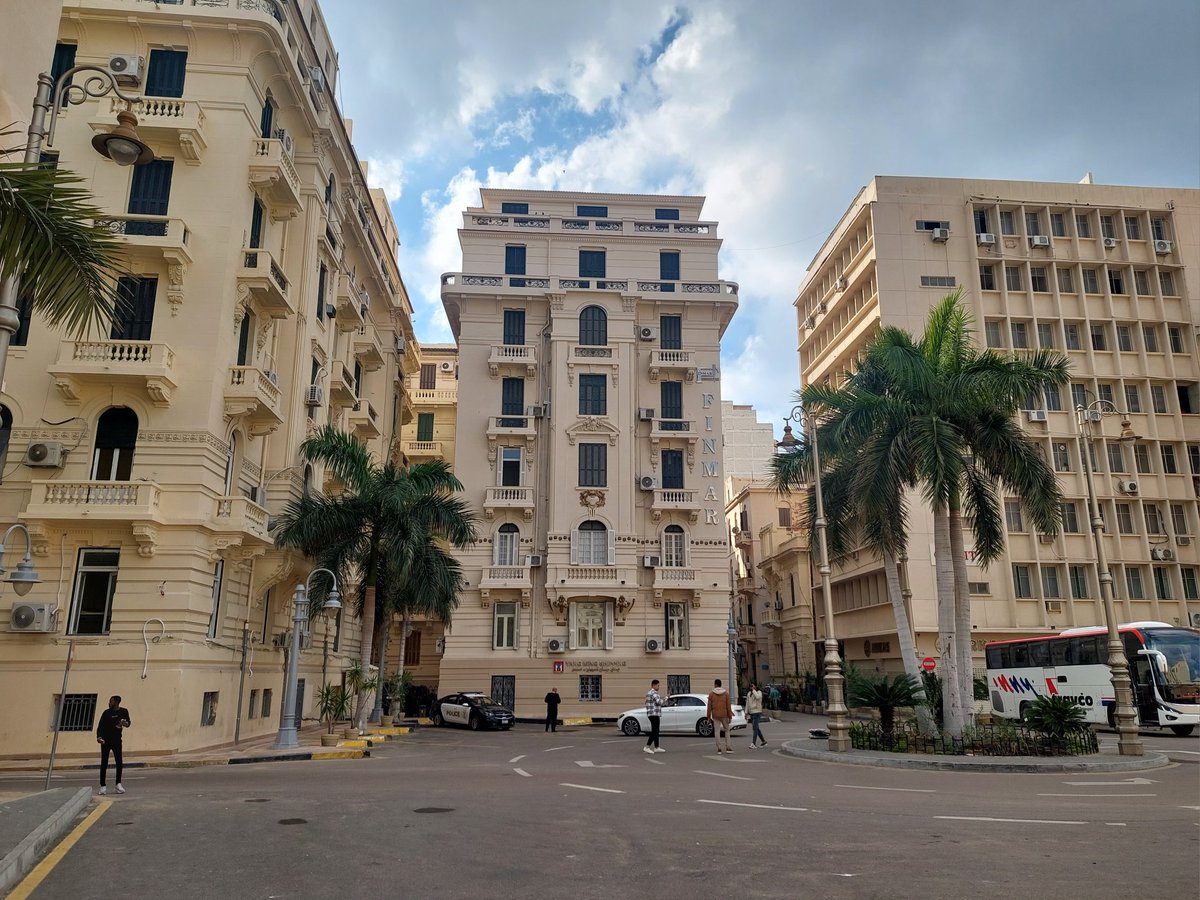Pashmori's tweet photo. رحت زيارة للمتحف اليوناني الروماني بعد التجديد وتجربة اديها 10/10

المتحف تخطيطه رائع بصراحة انت بتخش من المدخل ياخدك خلال رحلة بالزمن كده لحد ما تخلص الدور الأول هاتلاقي نفسك لوحدك وصلت لمطلع الدور التاني ولما تنزل هاتلاقي ساحة فيها تمثال ضخم لإيزيس أو كليوباترا متشبهة بإيزيس مالحقتش اشوف وصف التمثال، وبعدها تلاقي المخرج..

المتحف كبير عكس ما تخيلت، ومليان قطع ضخمة، واحدة منها عبارة عن مدخل معبد مقطوع ومنقول بالكامل للمتحف وتماثيل للإسكندر والبطالمة وكليوباترا والآلهة القديمة المصرية واليونانية والرومانية وتماثيل للأباطرة الرومان..

منطقة المتحف كمان اتطورت بالكامل وبقت رائعة بصراحة