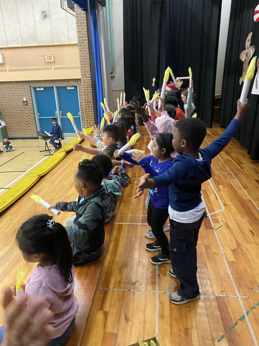 GordonSteam's tweet image. The Kindergarten to Grades 3/4 team spent the day preparing for our Winter Concert on Wednesday morning at 9:45 am. Here’s a sneak peek! Hope to see you there. @BeaumondeBHJMS @suppastars  @LC1_TDSB @TDSB_Arts