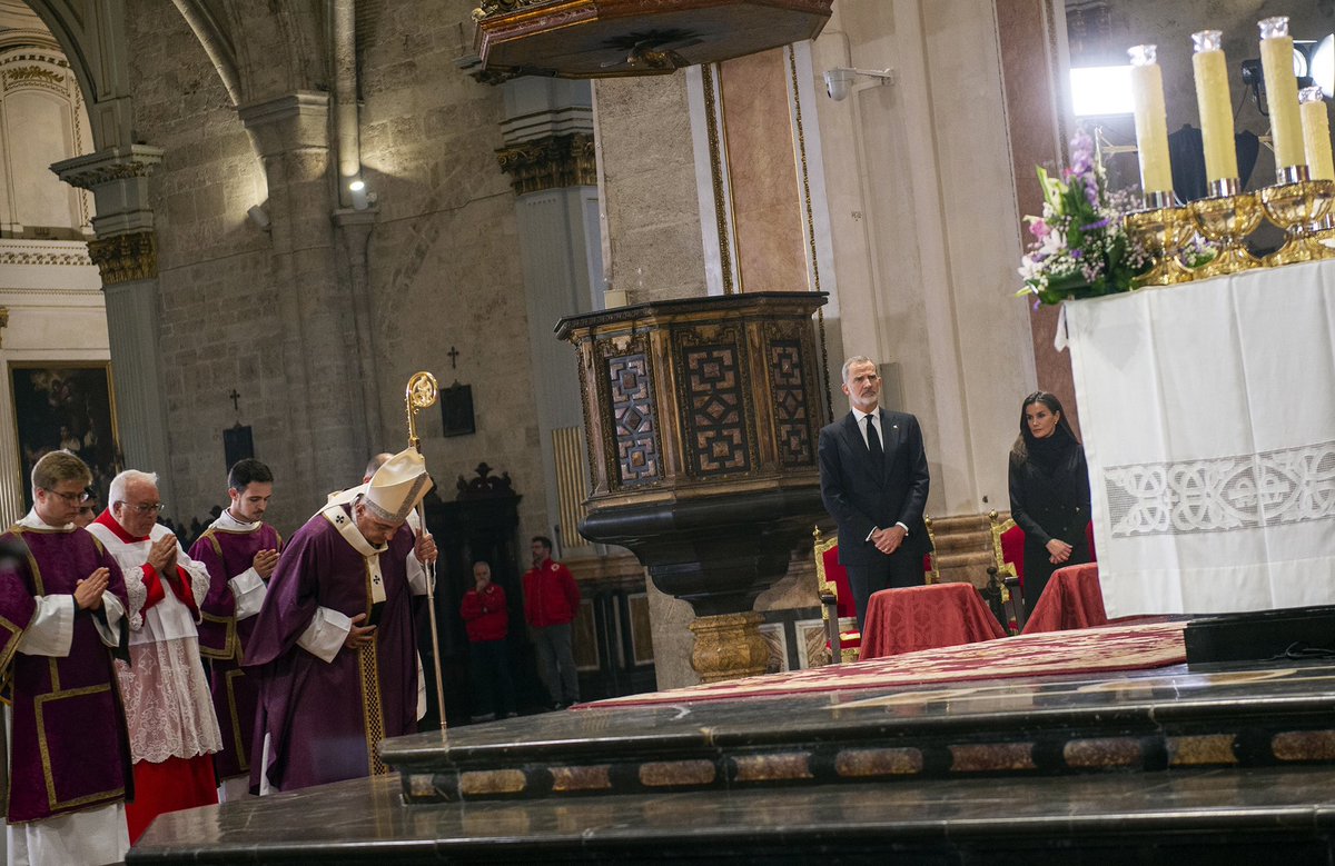 Honrem a les víctimes de la DANA en un emotiu funeral.

Units en el dolor, acompanyem a les famílies i als municipis afectats en estos moments tan difícils. No els deixarem sols. Superarem junts esta tragèdia.