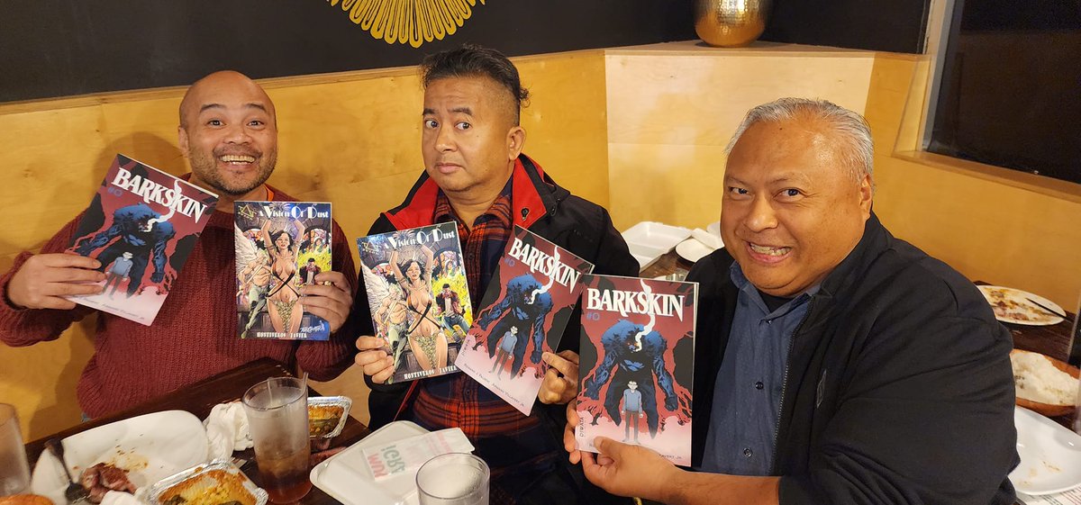 FilAmCreative's tweet image. #FilAmCreative was @DiwataKomiks' Meet &amp;amp; Greet for their media partner, When In Manila CEO Vince Golango as we enjoyed food @theparksfinest.

A mini signing event for Barkskin creator RJ Palisoc, and "A Vision of Dust," a graphic novel from #ChaplainLuke artist Xerx G. Javier.