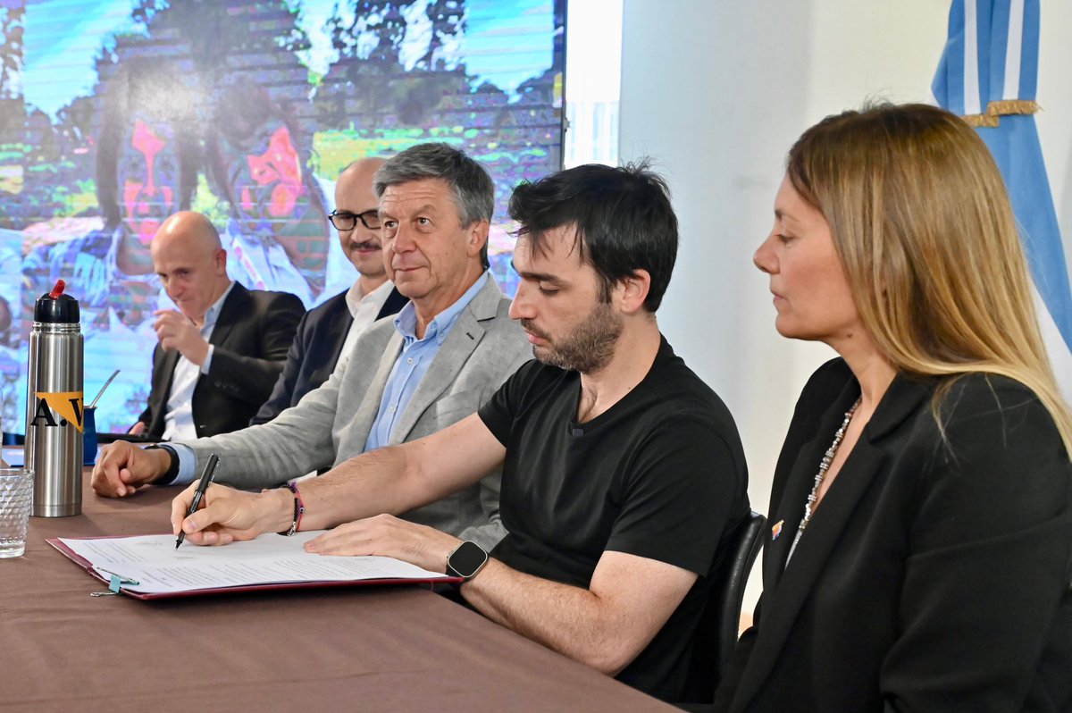 NachoTorresCH's tweet photo. COMPROMETIDOS EN GARANTIZAR QUE CADA CHICO TENGA ACCESO A UNA NIÑEZ DIGNA

Junto a representantes de @UNICEFargentina firmamos la puesta en marcha del programa "Municipio Unido por la Niñez y la Adolescencia", en 24 localidades y comunas de la provincia. Así, Chubut se convierte en la primera jurisdicción patagónica en implementar esta iniciativa destinada a la formación y el fortalecimiento de los equipos técnicos locales mediante capacitaciones referidas a temáticas como inclusión educativa, nutrición y entornos saludables en las infancias.

Como Gobierno Provincial, seguiremos trabajando junto a intendentes y jefes comunales para unir esfuerzos que contribuyan definitivamente a mejorar la calidad de vida de todos los chicos y adolescentes de nuestra provincia.