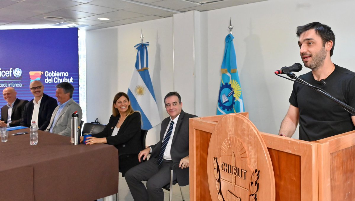 NachoTorresCH's tweet photo. COMPROMETIDOS EN GARANTIZAR QUE CADA CHICO TENGA ACCESO A UNA NIÑEZ DIGNA

Junto a representantes de @UNICEFargentina firmamos la puesta en marcha del programa "Municipio Unido por la Niñez y la Adolescencia", en 24 localidades y comunas de la provincia. Así, Chubut se convierte en la primera jurisdicción patagónica en implementar esta iniciativa destinada a la formación y el fortalecimiento de los equipos técnicos locales mediante capacitaciones referidas a temáticas como inclusión educativa, nutrición y entornos saludables en las infancias.

Como Gobierno Provincial, seguiremos trabajando junto a intendentes y jefes comunales para unir esfuerzos que contribuyan definitivamente a mejorar la calidad de vida de todos los chicos y adolescentes de nuestra provincia.
