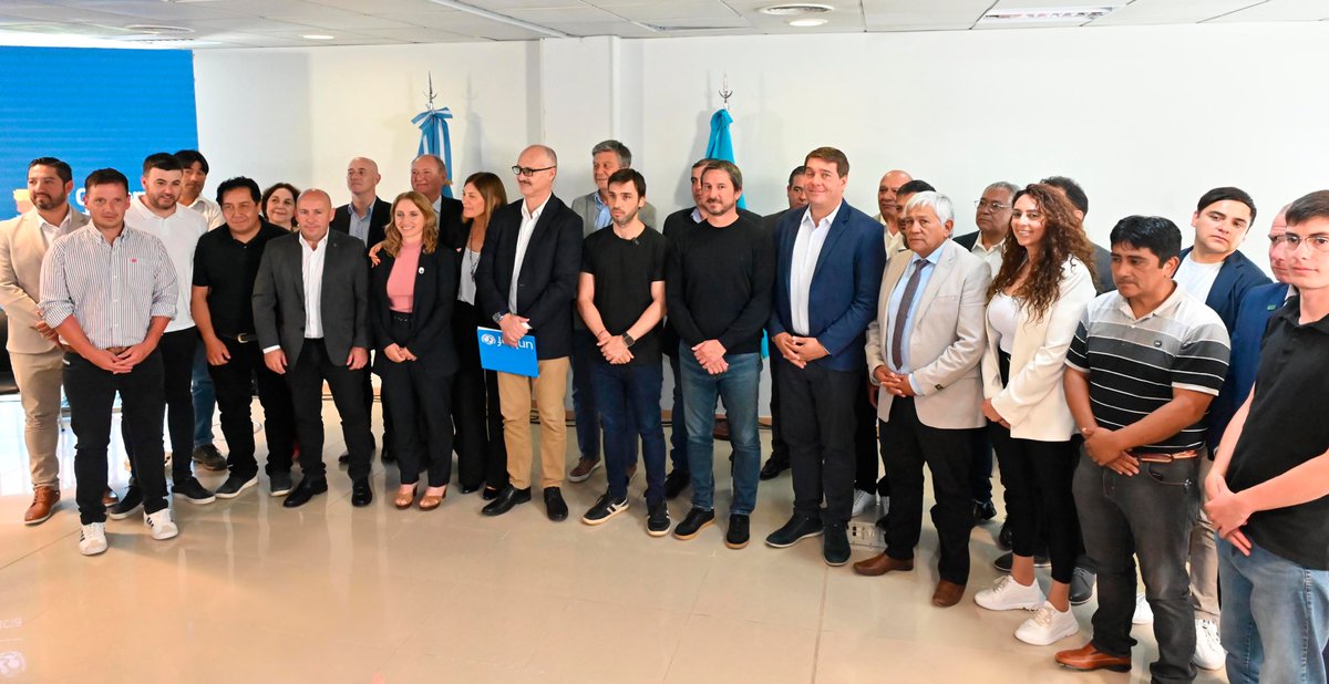 NachoTorresCH's tweet photo. COMPROMETIDOS EN GARANTIZAR QUE CADA CHICO TENGA ACCESO A UNA NIÑEZ DIGNA

Junto a representantes de @UNICEFargentina firmamos la puesta en marcha del programa "Municipio Unido por la Niñez y la Adolescencia", en 24 localidades y comunas de la provincia. Así, Chubut se convierte en la primera jurisdicción patagónica en implementar esta iniciativa destinada a la formación y el fortalecimiento de los equipos técnicos locales mediante capacitaciones referidas a temáticas como inclusión educativa, nutrición y entornos saludables en las infancias.

Como Gobierno Provincial, seguiremos trabajando junto a intendentes y jefes comunales para unir esfuerzos que contribuyan definitivamente a mejorar la calidad de vida de todos los chicos y adolescentes de nuestra provincia.