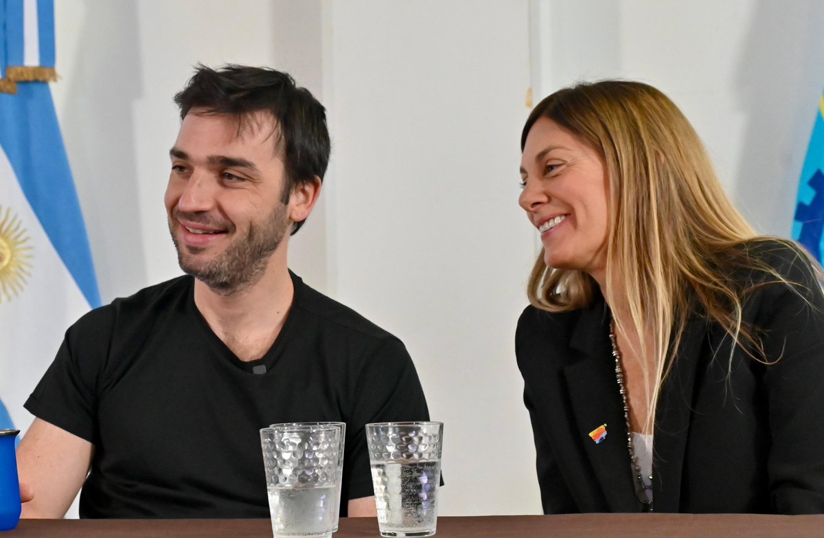 NachoTorresCH's tweet photo. COMPROMETIDOS EN GARANTIZAR QUE CADA CHICO TENGA ACCESO A UNA NIÑEZ DIGNA

Junto a representantes de @UNICEFargentina firmamos la puesta en marcha del programa "Municipio Unido por la Niñez y la Adolescencia", en 24 localidades y comunas de la provincia. Así, Chubut se convierte en la primera jurisdicción patagónica en implementar esta iniciativa destinada a la formación y el fortalecimiento de los equipos técnicos locales mediante capacitaciones referidas a temáticas como inclusión educativa, nutrición y entornos saludables en las infancias.

Como Gobierno Provincial, seguiremos trabajando junto a intendentes y jefes comunales para unir esfuerzos que contribuyan definitivamente a mejorar la calidad de vida de todos los chicos y adolescentes de nuestra provincia.