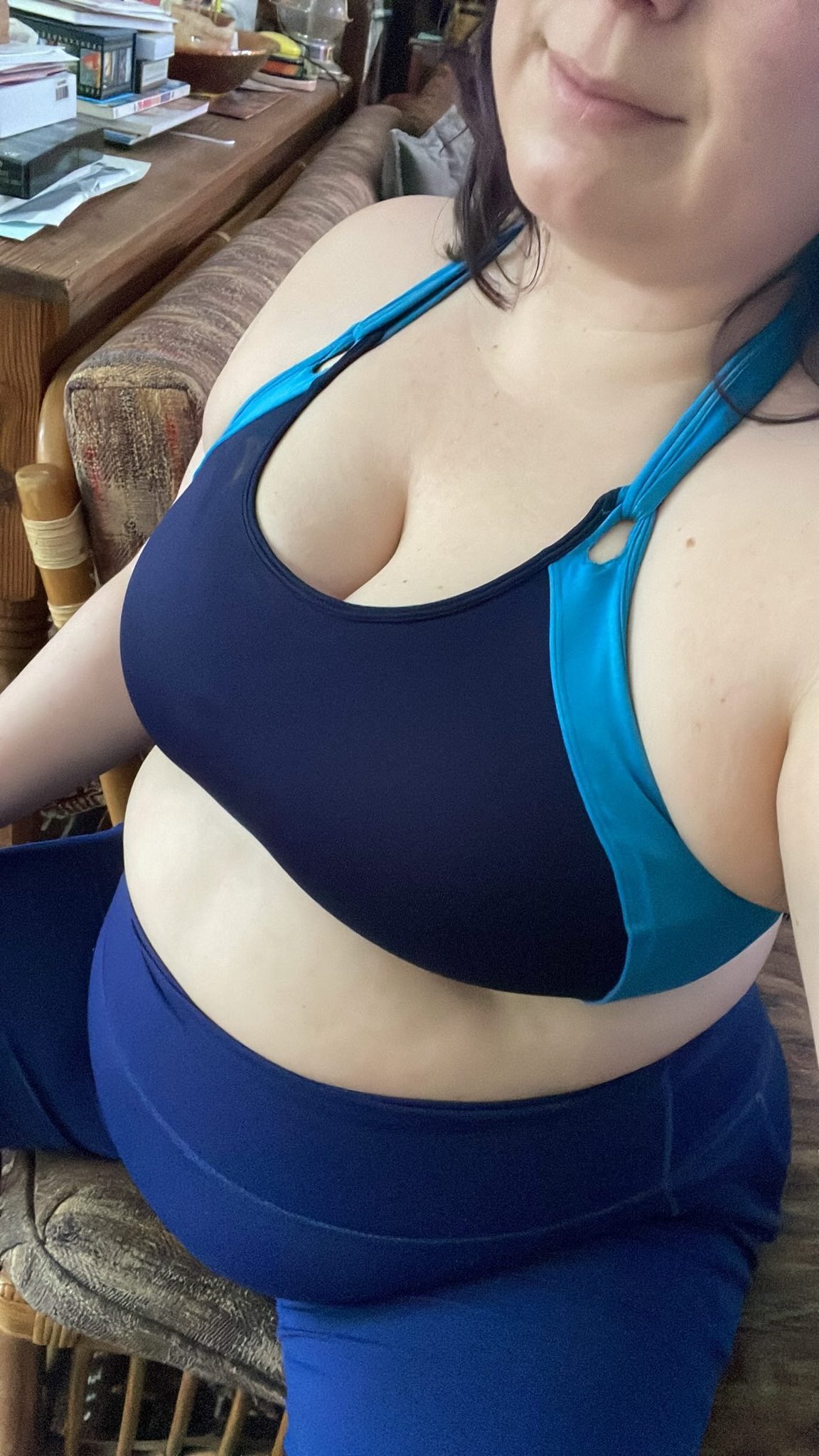 Look at the strrraaaaiiinnn on my poor sports bra straps https://t.co/QA24xVl3VS