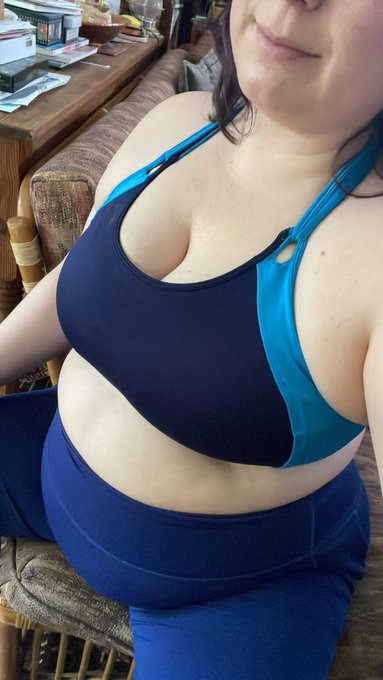 BayAreaFluph - Look at the strrraaaaiiinnn on my poor sports bra straps https://t.co/QA24xVl3VS