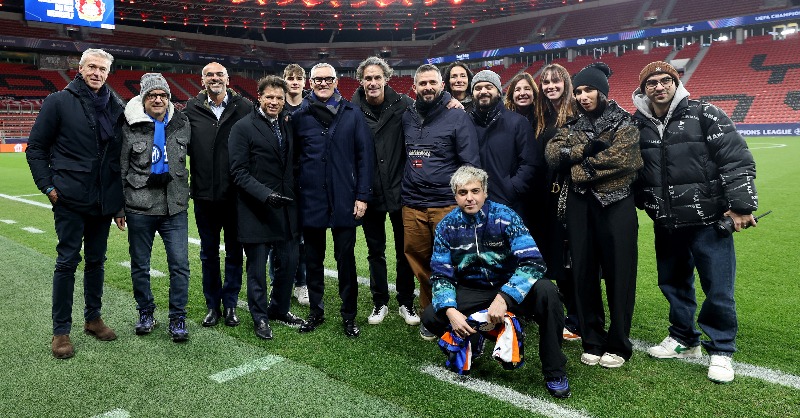 Inter_en's tweet photo. The family of Nerazzurri partners were in Germany today ahead of the Champions League fixture against Bayer Leverkusen 📸
👉 https://t.co/LpXX1s2Uo2
#ForzaInter #IMPartner https://t.co/6bjH91SpL9