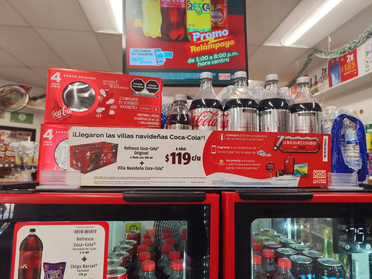 Cecy_GC's tweet photo. @Profeco hola, en @Tiendas_OXXO de Puerta del Sol (carretera Picacho-Ajusco) no me quieren vender una villa navideña si no compro 3 cocas. La imagen de la publicidad no dice nada de eso, solo el precio. Ayuda! https://t.co/3HJrSiN0Xy