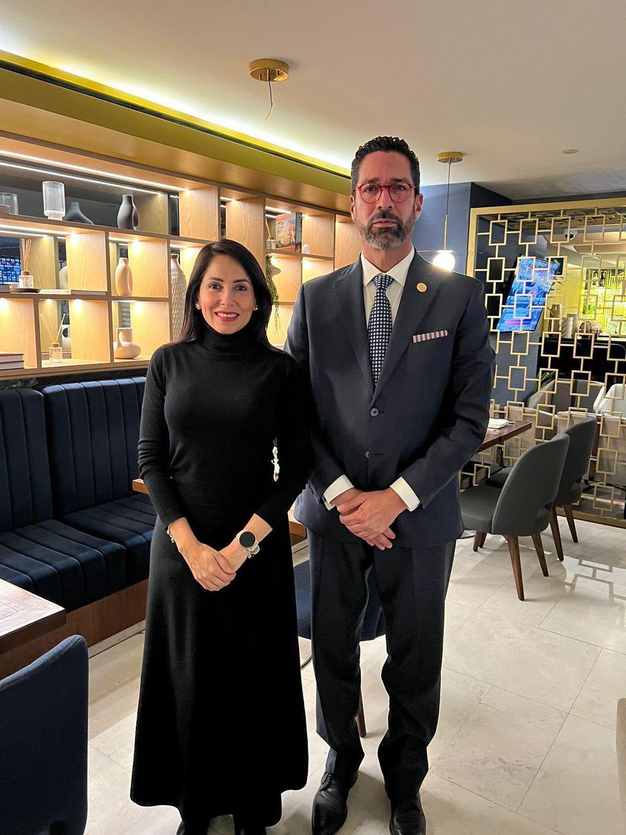 lahistoriaec's tweet photo. Polémica compañía. La candidata presidencial correísta Luisa González tuvo un encuentro en México con Jorge Luis Brizuela Guevara, alias El Venezolano, señalado en España por ser espía de Nicolás Maduro y parte de la trama de corrupción del “caso Koldo”, en donde hay denuncias de sobornos en un millonario contrato para compras de mascarillas.