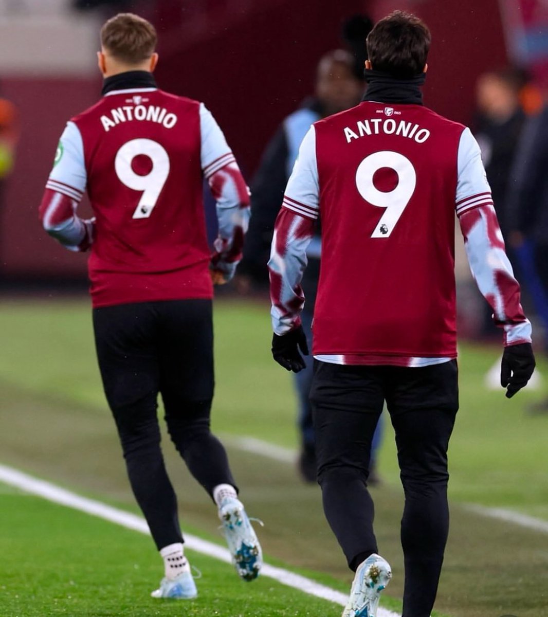 CrossbarUp's tweet photo. West Ham’lı oyuncular takım arkadaşları Michail Antonio’ya destek için ısınmaya onun formasıyla çıktılar. https://t.co/or7eXfLgSg
