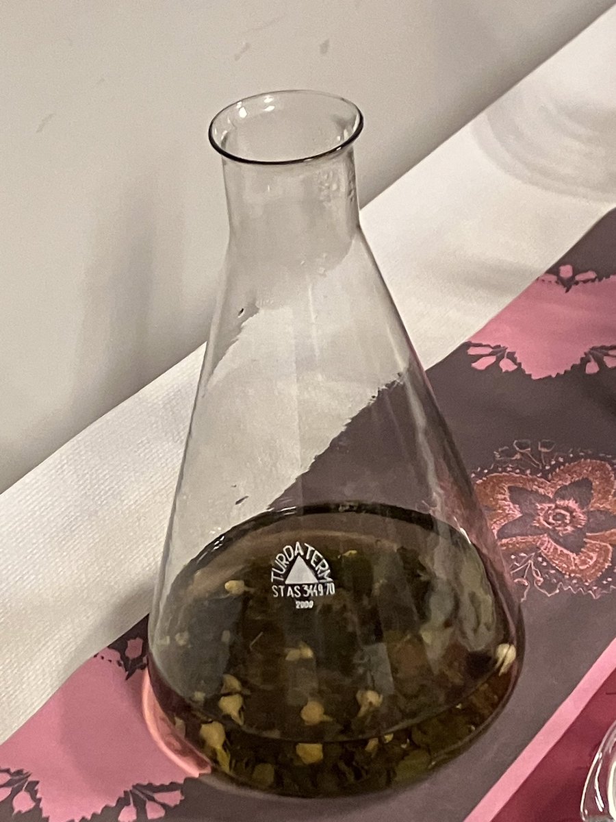 mariuscalin's tweet photo. Prima "Invitație la Ceai" la Facultatea de Farmacie Tg.Mures: două cărți extraordinare, "Micul Prinț" și "Citadela", discuții fascinante cu studenții și colegii despre literatură și etică medicală.
#farmacie #pharmay https://t.co/bfAZB9nOHo