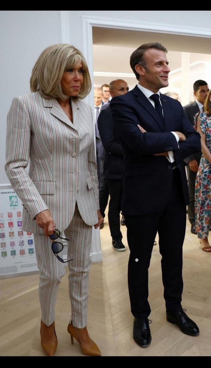 fils_de_trumps's tweet photo. iel jouait quel poste au #rugby dans sa jeunesse?? #macron #brigitte #NotreDame #pointure44 #trump #NotreDameDeParis https://t.co/Zi98ZCn2Jx
