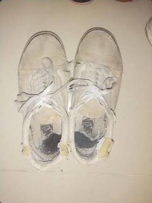 kapının önündeki ayakkabıları