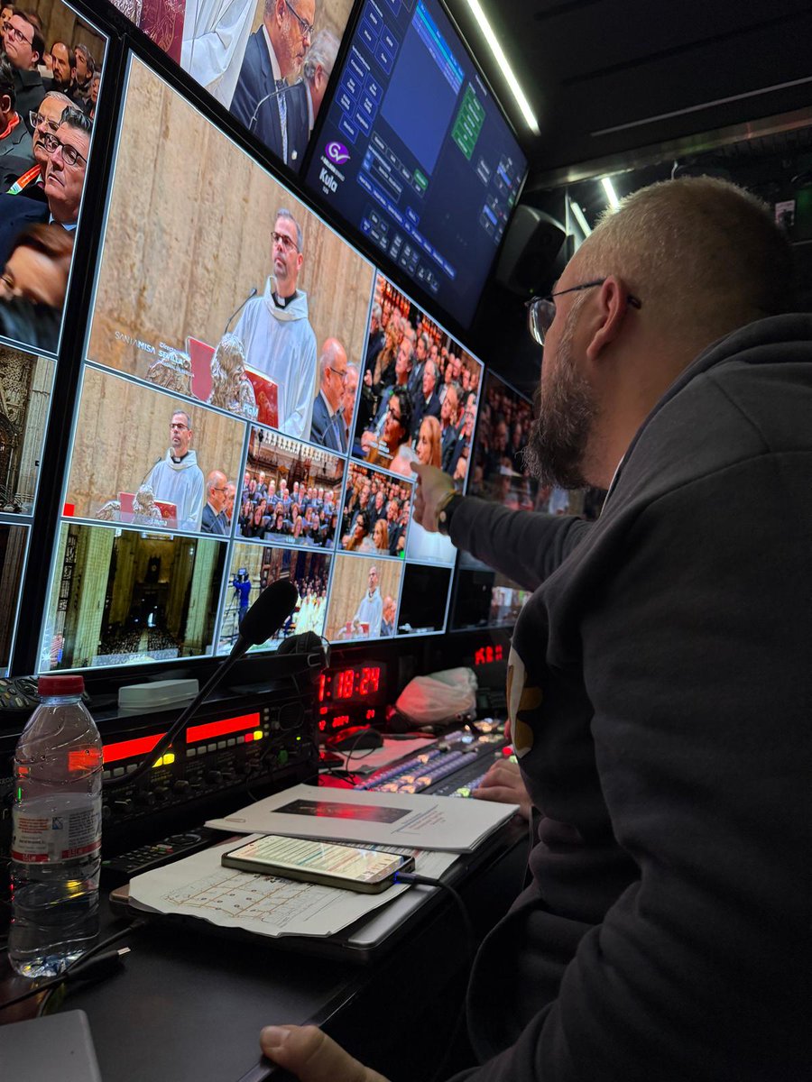 franbube's tweet photo. Gracias a todos los que siguieron la santa misa de @canalsur y la procesión de la Magna desde la catedral. Nuestra unidad móvil ofreció las imágenes en directo para todo el mundo. El equipo fue el verdadero artífice de que saliera todo como salió.
@Mencarisa_ @RSuareyes @canalsur https://t.co/rS6214nflj