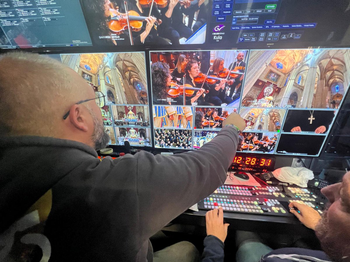 franbube's tweet photo. Gracias a todos los que siguieron la santa misa de @canalsur y la procesión de la Magna desde la catedral. Nuestra unidad móvil ofreció las imágenes en directo para todo el mundo. El equipo fue el verdadero artífice de que saliera todo como salió.
@Mencarisa_ @RSuareyes @canalsur https://t.co/rS6214nflj