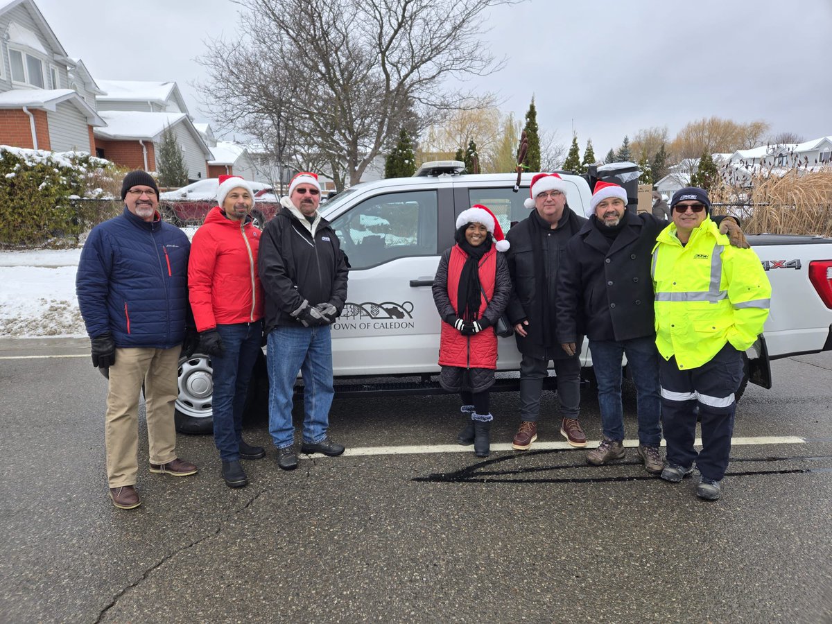 AnnetteGroves_'s tweet photo. Fantastic time at Bolton Kin’s Santa Claus parade! 🎄✨🎅🏼
#TownOfCaledon #Caledon #MayorAnnetteGroves #AnnetteGroves #RegionOfPeel #PeelRegion #Ontario #government #ONPoli #Bolton #HappyHolidays #merrychristmas #santaclaus https://t.co/qytl7sItIX