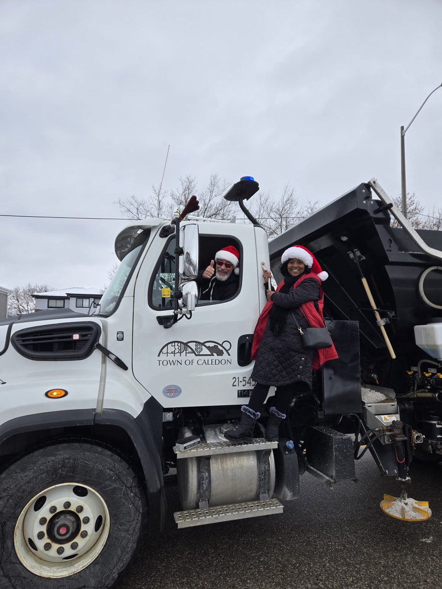 AnnetteGroves_'s tweet photo. Fantastic time at Bolton Kin’s Santa Claus parade! 🎄✨🎅🏼
#TownOfCaledon #Caledon #MayorAnnetteGroves #AnnetteGroves #RegionOfPeel #PeelRegion #Ontario #government #ONPoli #Bolton #HappyHolidays #merrychristmas #santaclaus https://t.co/qytl7sItIX