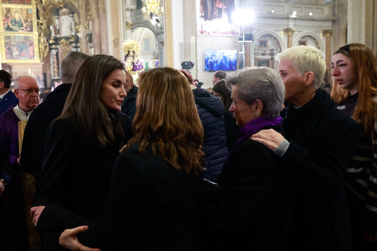 Los Reyes, junto a los familiares y allegados de los fallecidos en las inundaciones provocadas por la DANA, después de la misa celebrada en la Catedral de Valencia. 

➡️casareal.es/ES/Actividades…