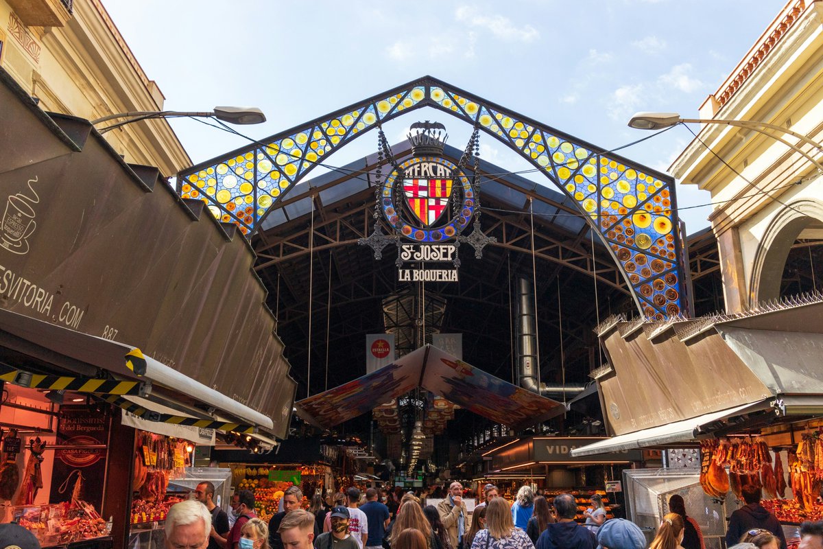 spanishkitchen5's tweet photo. Cœur gourmand de Barcelone, La Boqueria 🍉

Un marché emblématique et véritable paradis pour les amoureux de la bonne bouffe. Entre les étals colorés de fruits, les stands de jambons et les tapas, impossible de résister à la tentation 😋

#LaBoqueria #Barcelona #FoodLovers