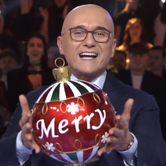 trashastrale's tweet photo. Le foto dei vostri alberi di Natale me le hanno ridotte così #GrandeFratello https://t.co/XIHCwqtvrR
