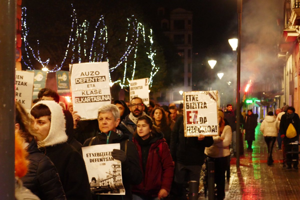 Mila esker gaur goizean gorputza jarri duzuen guztioi, baita Halima eta Lakhdarren familiaren etxegabetzea salatzeko kalera atera zaretenoi.

Miseriara kondenatzen gaituen lakraren aurka antolatzen eta borrokatzen jarraitzea beste irtenbiderik ez dugu.

Abenduaren 14an Bilbora!