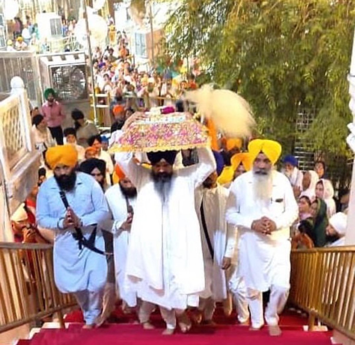 jatti__AK47's tweet photo. ਪਇਆ ਕਿਰਤੁ ਨ ਮੇਟੈ ਕੋਇ ॥
ਨਾਨਕ ਜਾਨੈ ਸਚਾ ਸੋਇ ॥
ਸਭ ਘਟ ਤਿਸ ਕੇ ਓਹੁ ਕਰਨੈਹਾਰੁ ॥
ਸਦਾ ਸਦਾ ਤਿਸ ਕਉ ਨਮਸਕਾਰੁ ॥

 ਵਾਹਿਗੁਰੂ ਜੀ 🙏😇 https://t.co/96kyc5mVsI
