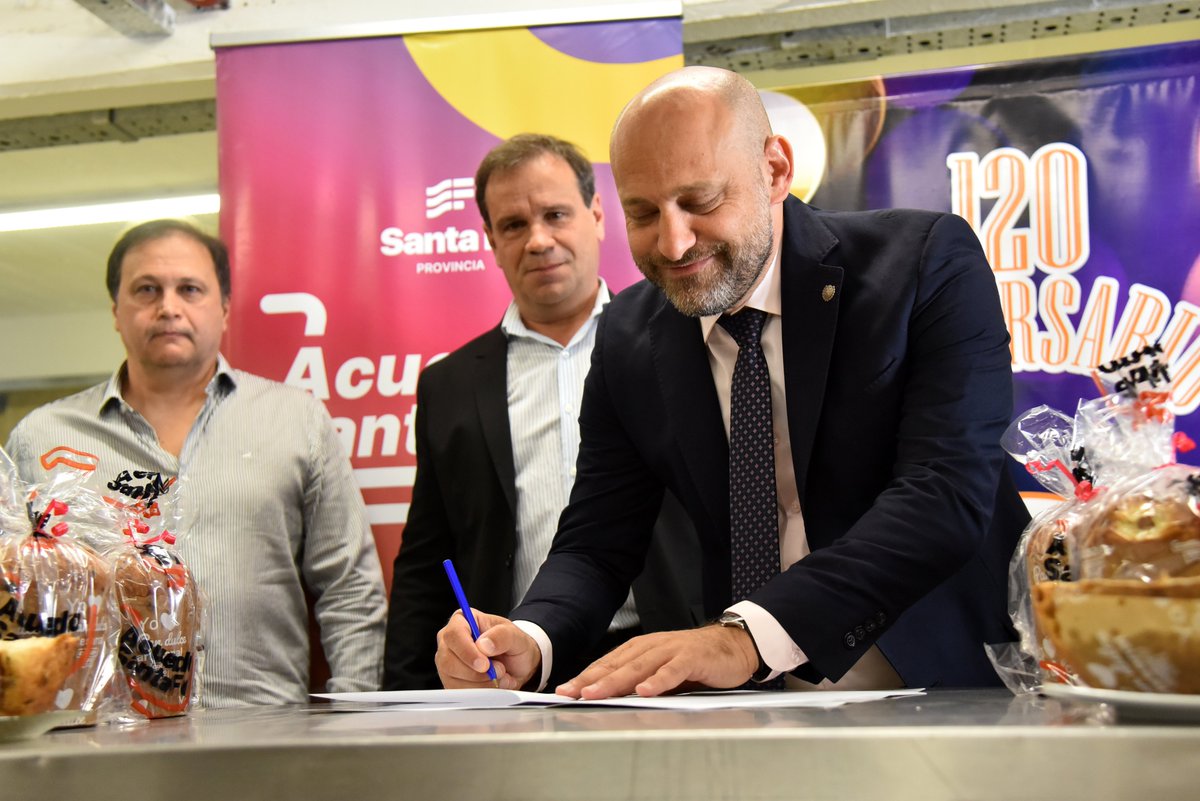 GustavoPuccini's tweet photo. 👉🏻Presentamos una nueva línea dentro de Acuerdo Santa Fe, Desde hoy, las panaderías artesanales adheridas comercializarán el clásico pan dulce navideño a sólo 3500 pesos, para que los santafesinos accedan a un producto de calidad y los comercios del rubro incrementen sus ventas. 

🗣️Además presentamos una batería de herramientas para fortalecer el sector: capacitaciones en el marco del programa Impulsa y créditos de hasta 6 millones de pesos para potenciar a las panaderías artesanales de toda la provincia.

Con compromiso, innovación y el trabajo mano a mano con el sector privado, Santa Fe tiene todo por delante. 💪🏻