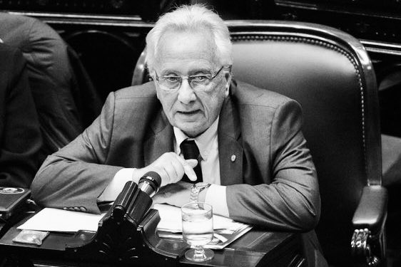 carlosraimundi's tweet photo. El alejamiento físico de Héctor Recalde es una pérdida inestimable para el campo nacional y popular. Pero su legado ético y político está marcado a fuego en nosotrxs. 

Un fuerte abrazo a su hijo @marianorecalde, a su familia y a las personas más allegadas a él. https://t.co/aT7p7jD0oH