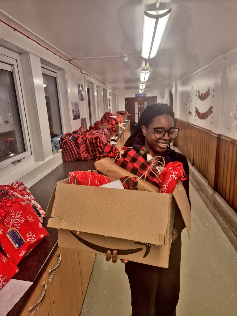 Thank you to <a href="/youngandES/">Young and Equally Safe in Renfrewshire</a> leaders for helping out at the Promise Present Drive tonight. What a team! 🎄🎅💕 <a href="/EmmaYS4/">EmmaYS</a> 
#promisepresentdrive24 #renyouthservices