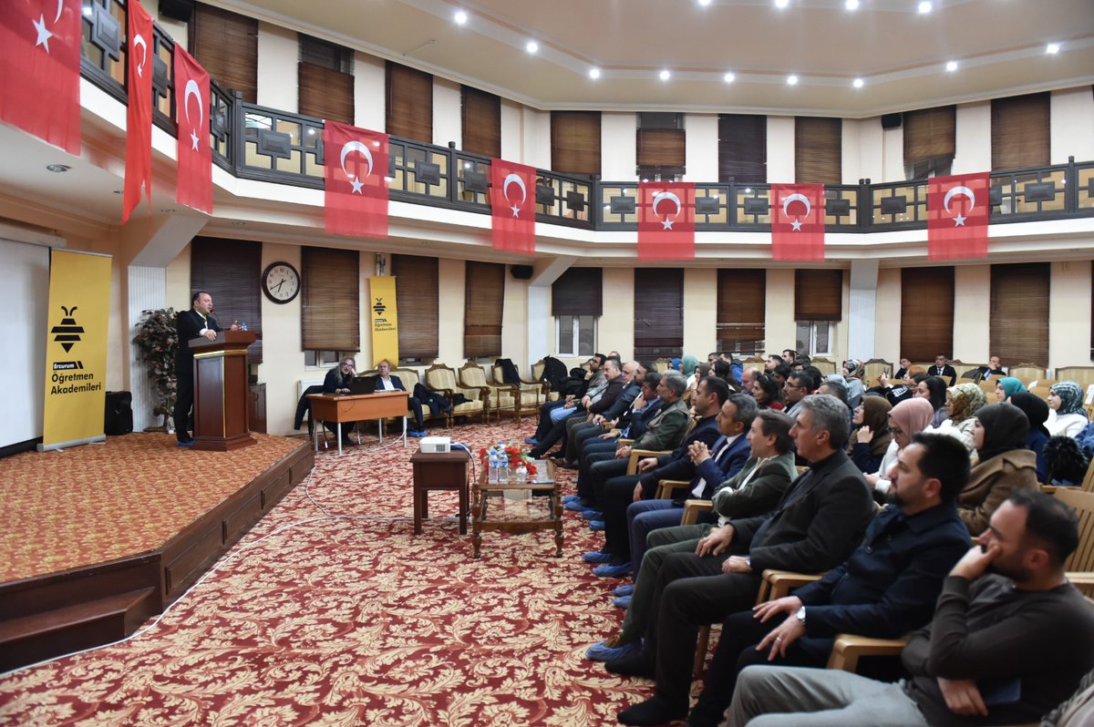 Erzurum_Mem's tweet photo. 📌Erzurum Öğretmen Akademileri Açılış Programı
Öğretmenlerimizi kişisel, sosyal ve kültürel yönden desteklemek amacıyla Millî Eğitim Bakanlığımız tarafından hayata geçirilen, Müdürlüğümüz koordinesinde yürütülen Erzurum Öğretmen Akademileri'nin açılış programı gerçekleştirildi. 

9 Aralık 2024 Pazartesi günü saat 18:00'de Palandöken Şehit Hasan Yılmaz Kız Anadolu İmam Hatip Lisesi'nde İl Milli Eğitim Müdürümüz Sayın Yakup Yıldız'ın "Türkiye Yüzyılı Maarif Modelinde Öğretmen Olmak" konulu sunumlarıyla gerçekleştirilen açılış programına akademisyenler, idareci ve öğretmenler katılım sağladı.

"Erzurum Öğretmen Akademisi"nin açılış programında bir konuşma yapan İl Milli Eğitim Müdürümüz Sayın Yakup Yıldız: "Bugün burada, geleceğimizi şekillendiren en kıymetli değerlerimizden biri olan öğretmenlerimize yönelik çok özel bir projeyi hayata geçirmenin heyecanını yaşıyoruz. Öğretmen Akademimizin temel amacı, öğretmenlerimizi Anadolu’nun binlerce yıllık medeniyet birikimi ile buluşturmak ve bu birikimi, gelecek nesillere en doğru şekilde aktarmalarına olanak sağlamaktır. Öğretmen Akademisi ile öğretmenlerimiz, eğitimdeki en son gelişmeleri takip etme fırsatına sahip olacaklardır. Bu sayede geleceğin Türkiye'sini daha güçlü bir şekilde inşa edeceklerdir" dedi.

Türkiye Yüzyılı Maarif Modeli ile duygu, düşünce ve davranışta güzeli arayan; Anadolu'nun binlerce yıllık medeniyetinin aklıselim, kalbiselim, zevkiselim seslenişinin günümüze sunduğu çağrıya kulak veren nesilleri yetiştirmenin amaçlandığını belirten İl Milli Eğitim Müdürümüz Yakup Yıldız, Erzurum'da "Edebiyat Akademisi, Müzik Akademisi, Biyografi Akademisi, Şehir ve Kültür Akademisi" olmak üzere bu yıl dört farklı akademi ile yola çıkıldığını belirterek; Erzurum Öğretmen Akademilerine gönül veren tüm idareci ve öğretmenlerimize teşekkürü bir borç biliyorum dedi. 

Program, hediye takdimi ve toplu fotoğraf çekimiyle sona erdi.
@tcmeb @Yusuf__Tekin @miamustafacftci @ErzurumValiligi @farukyelkenci @yakupyildiz024