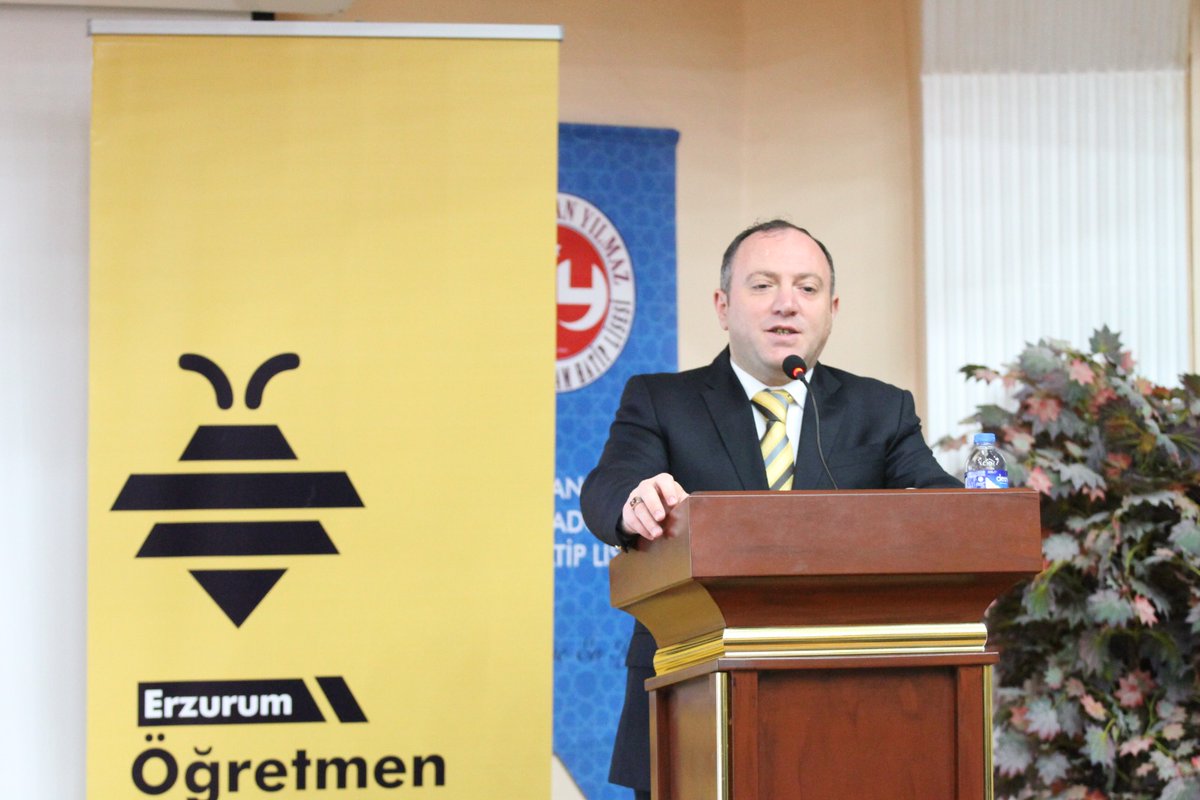 Erzurum_Mem's tweet photo. 📌Erzurum Öğretmen Akademileri Açılış Programı
Öğretmenlerimizi kişisel, sosyal ve kültürel yönden desteklemek amacıyla Millî Eğitim Bakanlığımız tarafından hayata geçirilen, Müdürlüğümüz koordinesinde yürütülen Erzurum Öğretmen Akademileri'nin açılış programı gerçekleştirildi. 

9 Aralık 2024 Pazartesi günü saat 18:00'de Palandöken Şehit Hasan Yılmaz Kız Anadolu İmam Hatip Lisesi'nde İl Milli Eğitim Müdürümüz Sayın Yakup Yıldız'ın "Türkiye Yüzyılı Maarif Modelinde Öğretmen Olmak" konulu sunumlarıyla gerçekleştirilen açılış programına akademisyenler, idareci ve öğretmenler katılım sağladı.

"Erzurum Öğretmen Akademisi"nin açılış programında bir konuşma yapan İl Milli Eğitim Müdürümüz Sayın Yakup Yıldız: "Bugün burada, geleceğimizi şekillendiren en kıymetli değerlerimizden biri olan öğretmenlerimize yönelik çok özel bir projeyi hayata geçirmenin heyecanını yaşıyoruz. Öğretmen Akademimizin temel amacı, öğretmenlerimizi Anadolu’nun binlerce yıllık medeniyet birikimi ile buluşturmak ve bu birikimi, gelecek nesillere en doğru şekilde aktarmalarına olanak sağlamaktır. Öğretmen Akademisi ile öğretmenlerimiz, eğitimdeki en son gelişmeleri takip etme fırsatına sahip olacaklardır. Bu sayede geleceğin Türkiye'sini daha güçlü bir şekilde inşa edeceklerdir" dedi.

Türkiye Yüzyılı Maarif Modeli ile duygu, düşünce ve davranışta güzeli arayan; Anadolu'nun binlerce yıllık medeniyetinin aklıselim, kalbiselim, zevkiselim seslenişinin günümüze sunduğu çağrıya kulak veren nesilleri yetiştirmenin amaçlandığını belirten İl Milli Eğitim Müdürümüz Yakup Yıldız, Erzurum'da "Edebiyat Akademisi, Müzik Akademisi, Biyografi Akademisi, Şehir ve Kültür Akademisi" olmak üzere bu yıl dört farklı akademi ile yola çıkıldığını belirterek; Erzurum Öğretmen Akademilerine gönül veren tüm idareci ve öğretmenlerimize teşekkürü bir borç biliyorum dedi. 

Program, hediye takdimi ve toplu fotoğraf çekimiyle sona erdi.
@tcmeb @Yusuf__Tekin @miamustafacftci @ErzurumValiligi @farukyelkenci @yakupyildiz024