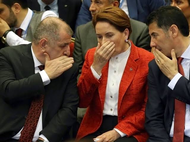 -Ümit çok pis kokuttun !
-Apla Sinan yaptı !

-Yahu ne edepsiz herifsin yaa !
  Sesini herkes duydu !
___
Kamışlı
Selvi Kılıçdaroğlu
Golan Tepeleri
Rakka
SİHA
Cilvegözü