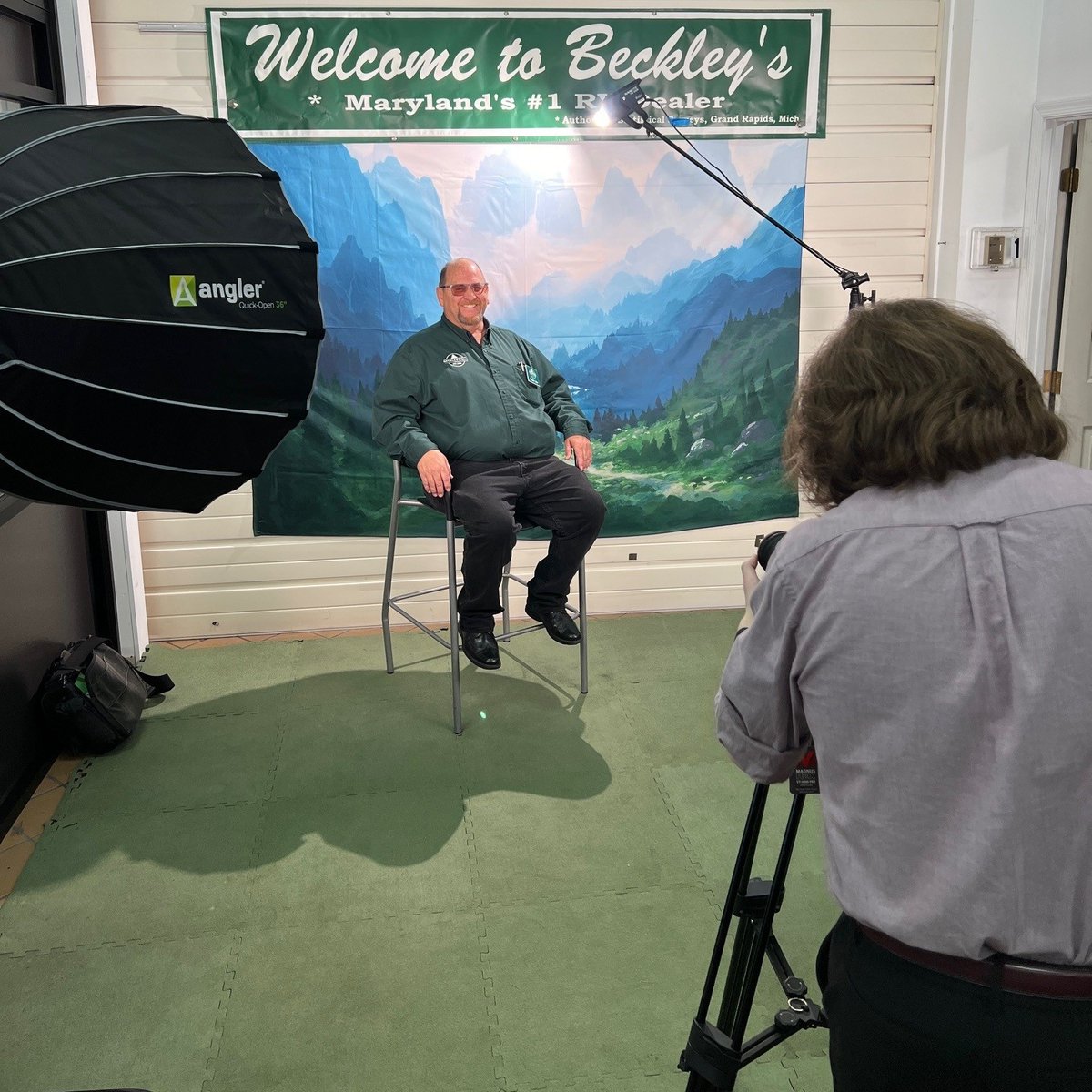 Say cheese! 🧀 Chuck's got that picture-perfect smile during our company-wide photo day! Give him a like to show some love. 📸✨ #BeckleysDifference #TeamBeckleys #saycheese #bestday #BeckleysRVs #RelaxExploreLIVE