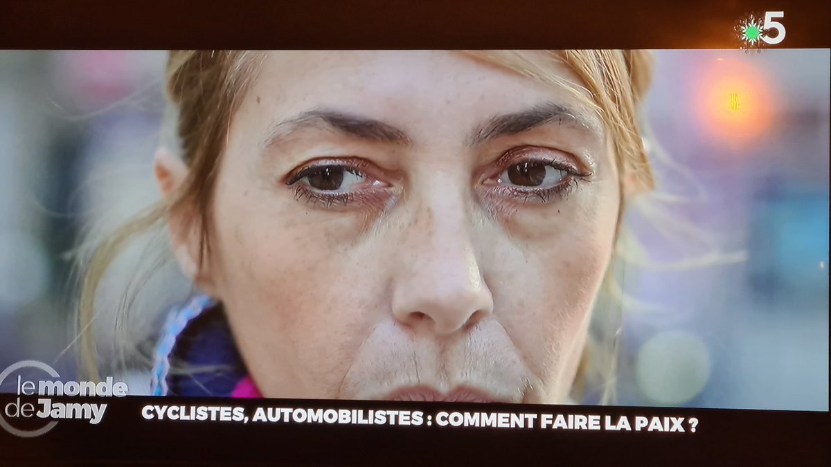 SamuelCollin2's tweet photo. Super #LeMondeDeJamy ce soir. 
@gourmaud_jamy  bravo 😊😊 !
Trains de nuit, vélo, écarts de prix avion/train.
Petit clin d'œil avec une voiture électrique signée @renault_fr fabriquée à Douai.
Stratégie transport en ville avec l exemple de Gant en Belgique ou Annecy.
Tout y est! https://t.co/6QlzLgcwdR