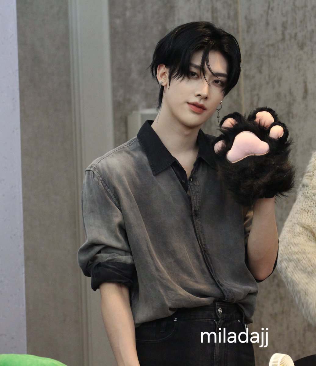hii looking for interactive moots >.<

- she / they | 04
- 16+
- eng / pol
- not new to #stantwt / #kpoptwt / #anitwt 
- ult group: zb1, nct

♡ / ↻ to be moots !