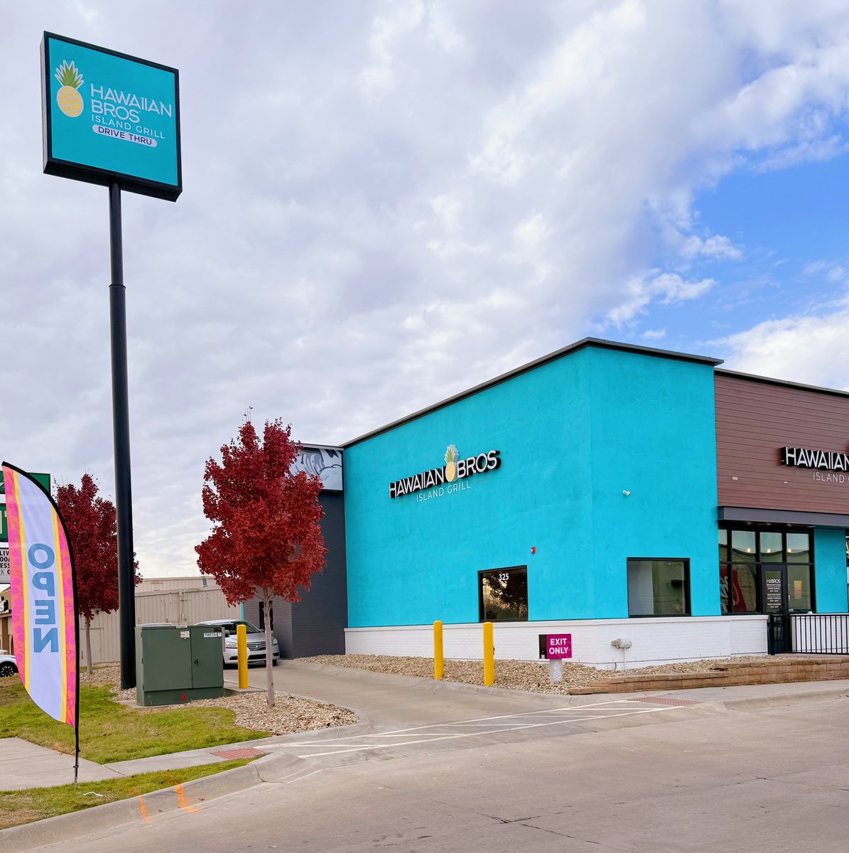hawaiianbros's tweet photo. Aloha, Manhattan, KS! 🤙 We’re officially open at 325 E. Poyntz Ave, Manhattan, KS 66502 and we can’t wait to meet you! If you’re in the area, stop by our grand opening today! 🎉 #hawaiianbros #hbros #grandopening #manhattan #kansas https://t.co/ZsGxX3Y2mo