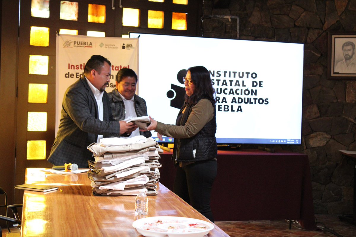 Ismael_ZarateG's tweet photo. Asimismo, entregamos playeras y chalecos al personal de nuestras Coordinaciones en Puebla Capital, Zona Norte y Sur, para fortalecer la identidad y profesionalismo de nuestro equipo. https://t.co/0W48P0evcG