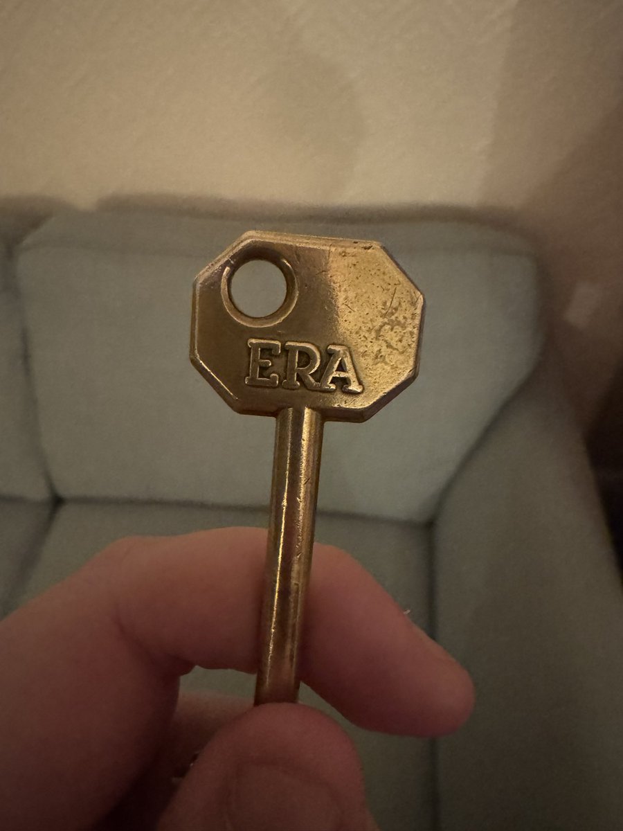 mariaaa_swift13's tweet image. I bought my first house today, and this is what’s written on the key 🥹🥹 end of eras tour / start of a new era personally