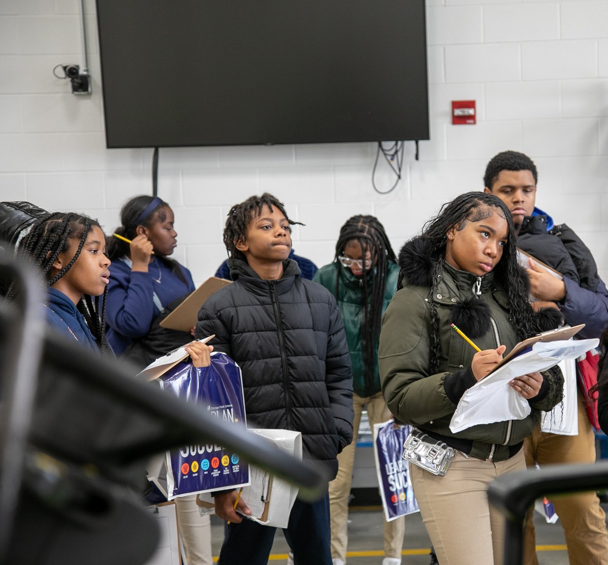 ChiPubSchools's tweet photo. It’s never too early to discover your passion! On Career Spotlight Day, our middle school students got a head start by exploring career pathways, industry-validated certifications, student support services, and course offerings at @OliveHarvey_CCC. And that’s not all—led by high school students, participants also discovered the various @CPSCareerReady CTE pathways offered at different high schools across the district. #ChicagoRoadMap #TheBestAreWithCPS